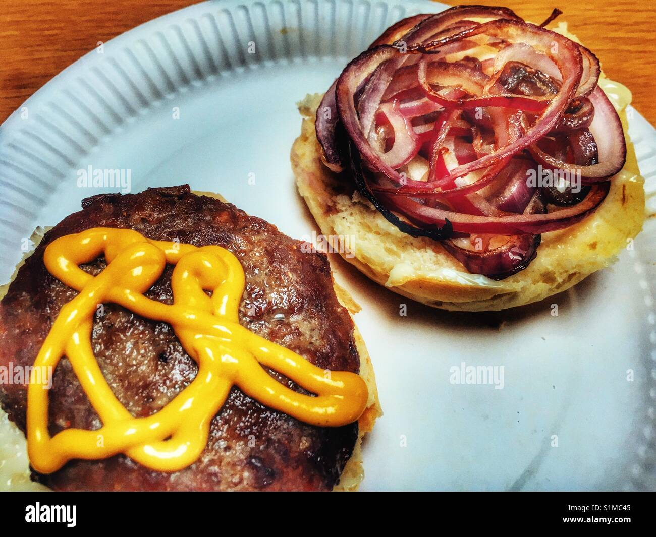 Burger de boeuf maison - Image de stock capturée avec un smartphone