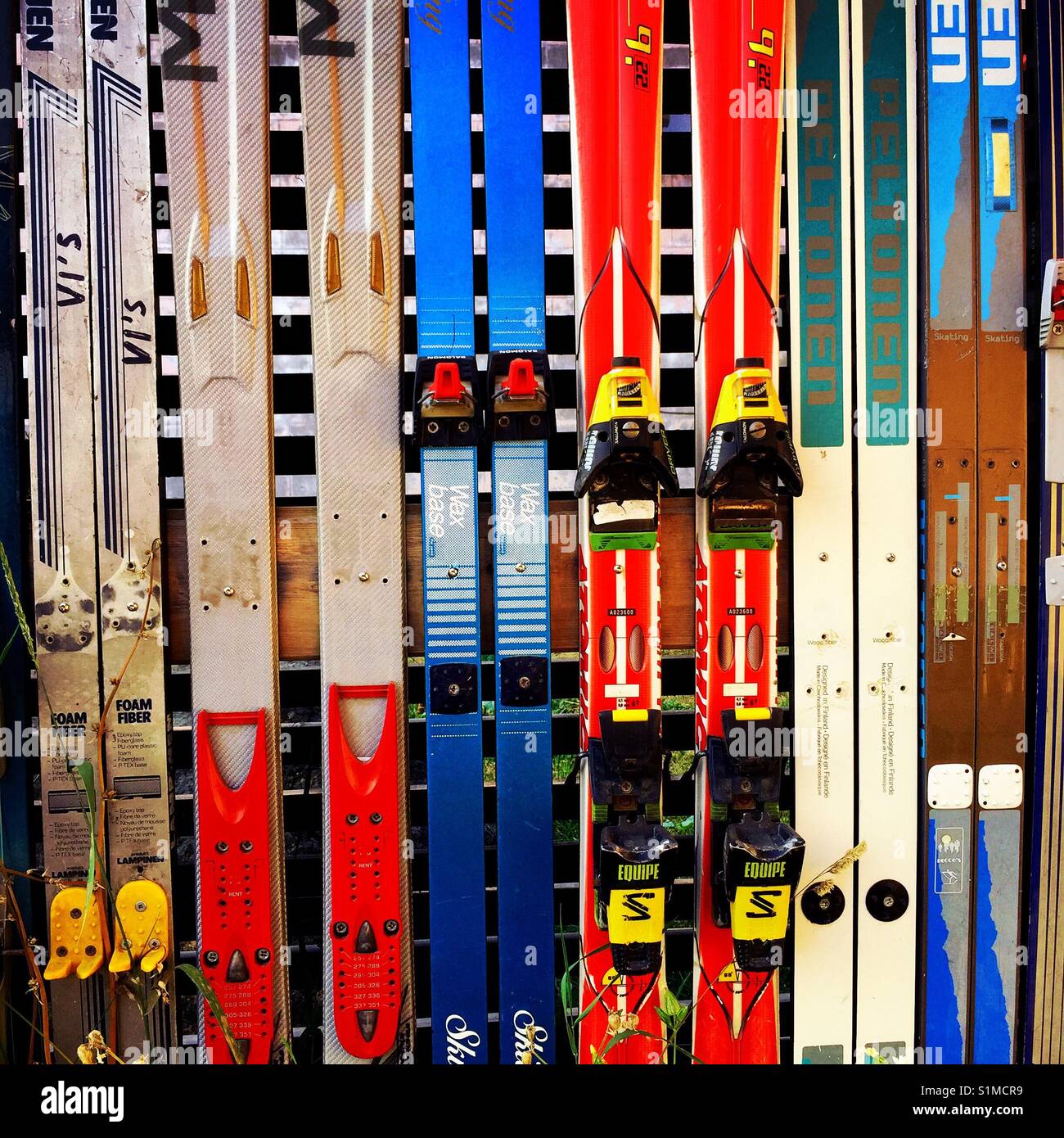 Vieux skis colorés créent une barrière unique Banque D'Images