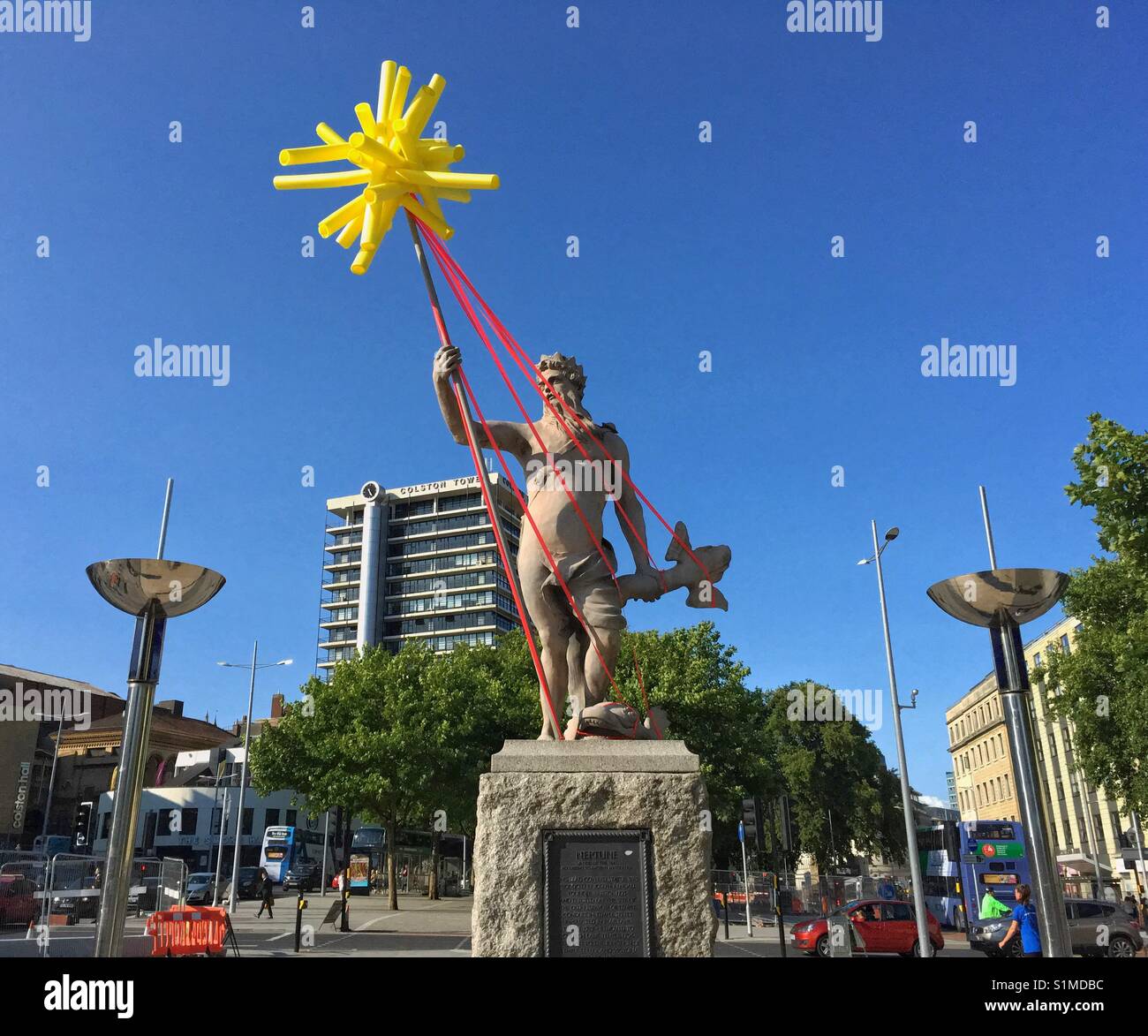 Une statue de Neptune renforcée par un artiste inconnu à Bristol, Royaume Uni Banque D'Images