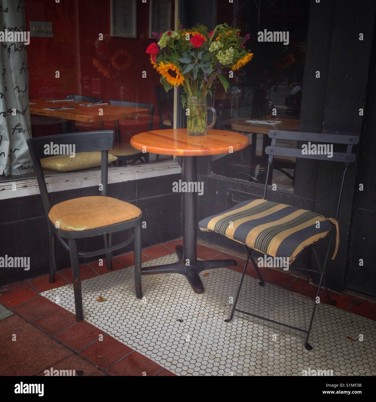 Trottoir table sur 24th Street à San Francisco, Californie. - Image de stock capturée avec un smartphone