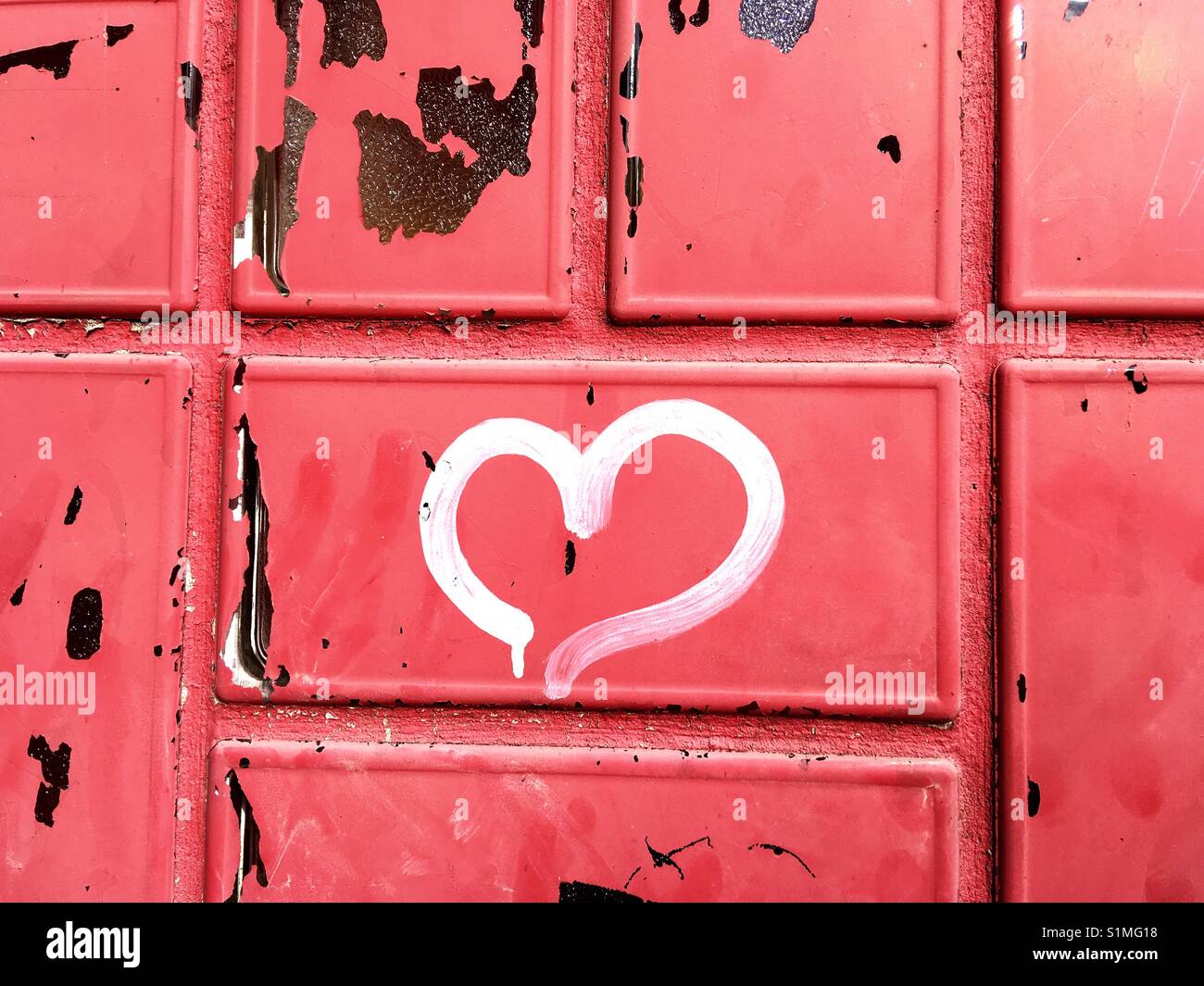 Coeur blanc Graffiti sur un mur de brique de verre rouge - Image de stock capturée avec un smartphone