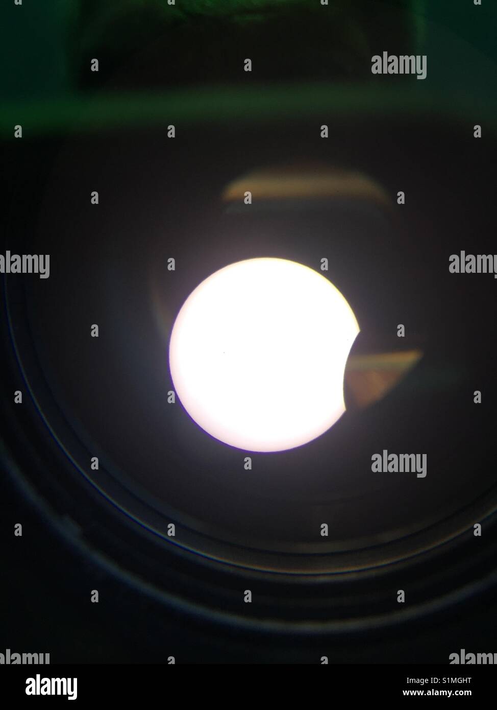 Eclipse solaire au moyen d'un télescope, l'Ontario, Canada - Image de stock capturée avec un smartphone