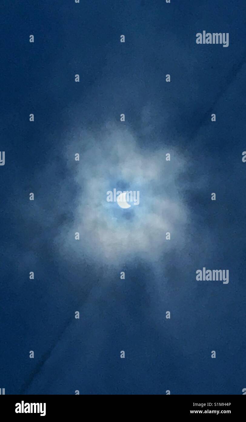 Eclipse solaire reflétée dans le fond d'une piscine bleue, Jacksonville, Floride, le 21 août 2017 - Image de stock capturée avec un smartphone