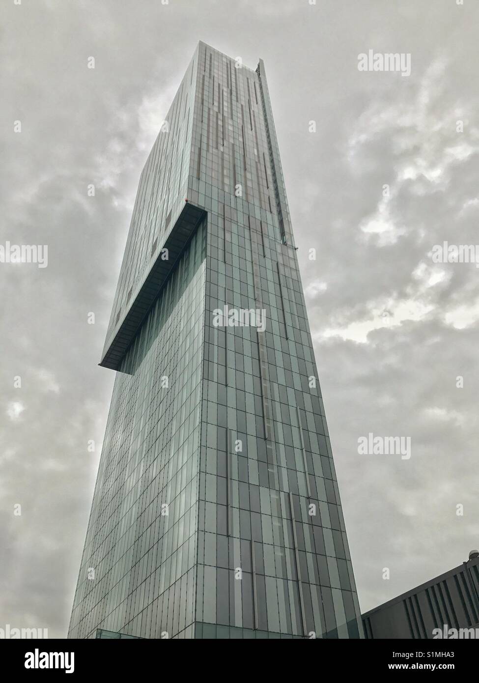 Beetham Tower, gratte-ciel emblématique à Manchester contre un moody ciel nuageux Banque D'Images