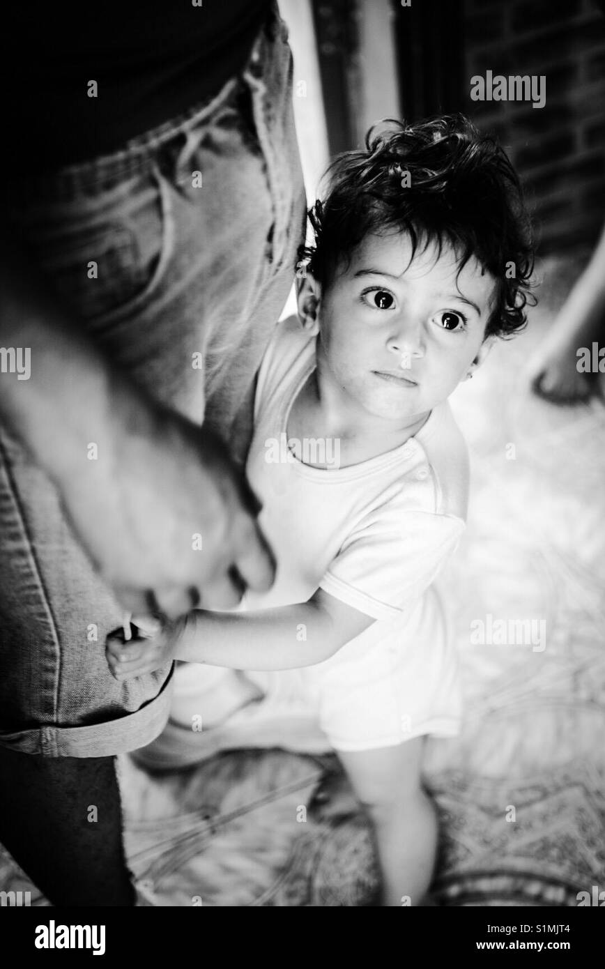 Un enfant réfugié dans le camp de Aïda à Bethléem, Palestine. - Image de stock capturée avec un smartphone