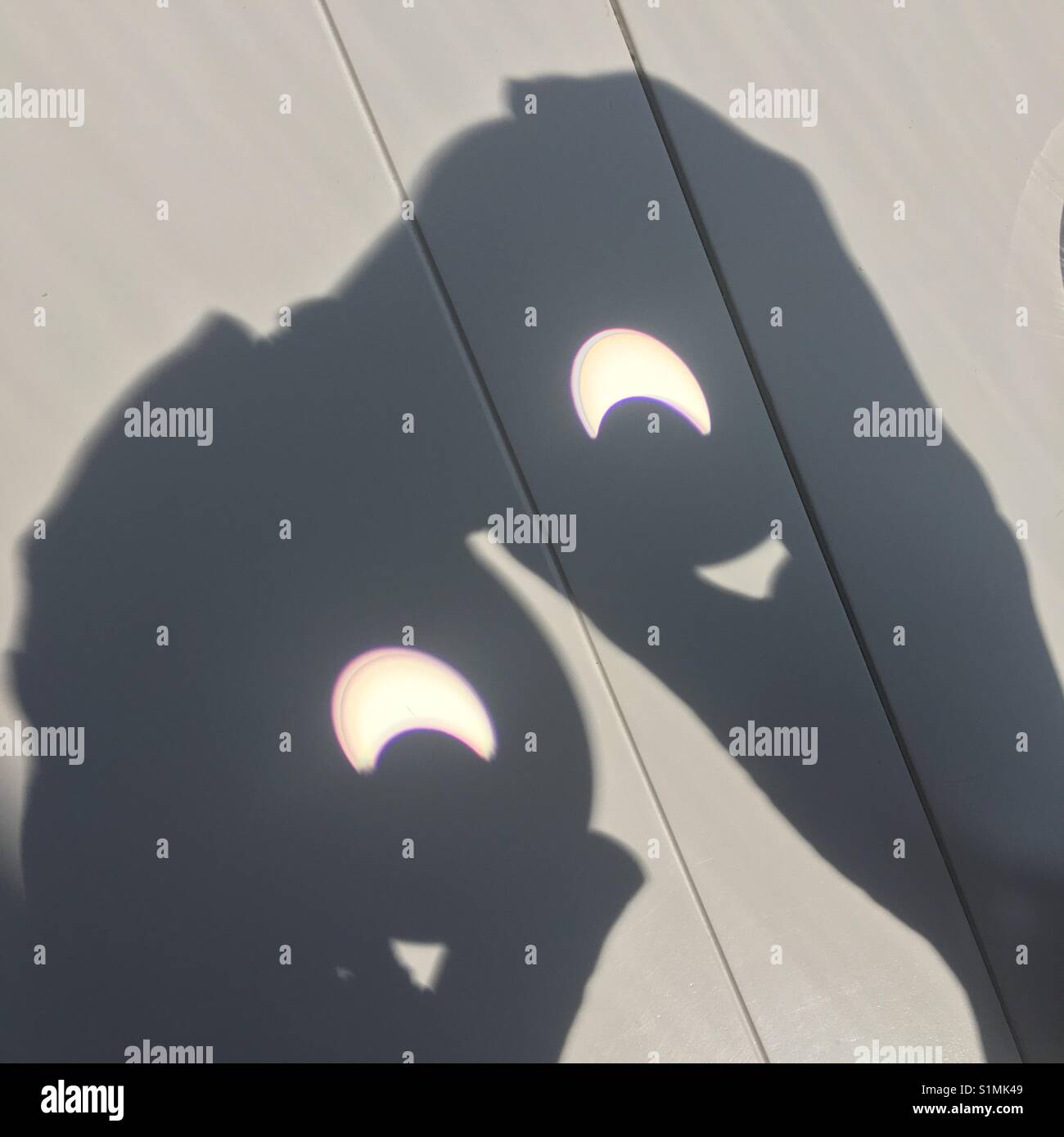Éclipse solaire partielle projetée à travers des jumelles - Image de stock capturée avec un smartphone