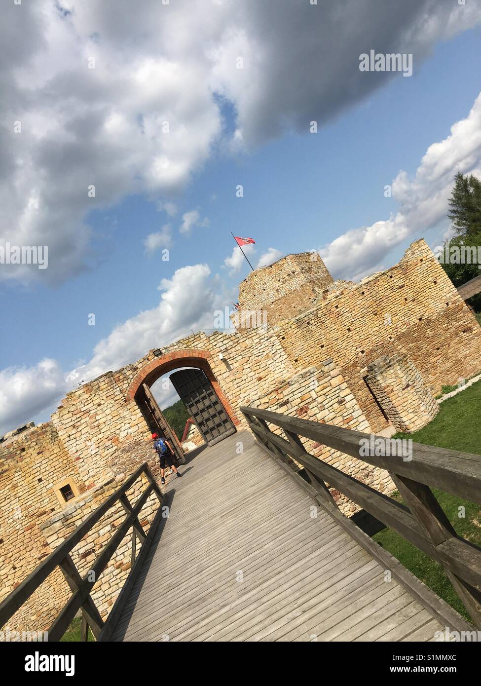 Ruines d'un château médiéval polonais de brique sur une chaude journée d'été ensoleillée Banque D'Images