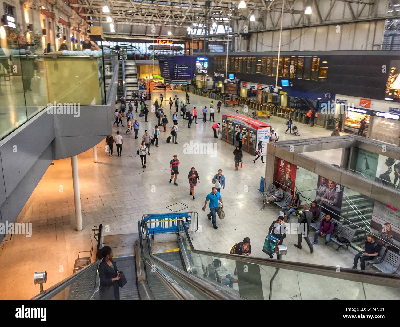 Les banlieusards sont vus à la gare de Waterloo en tant que travaux de rénovation à la station continuer et provoque des perturbations de services, Londres, Angleterre Banque D'Images