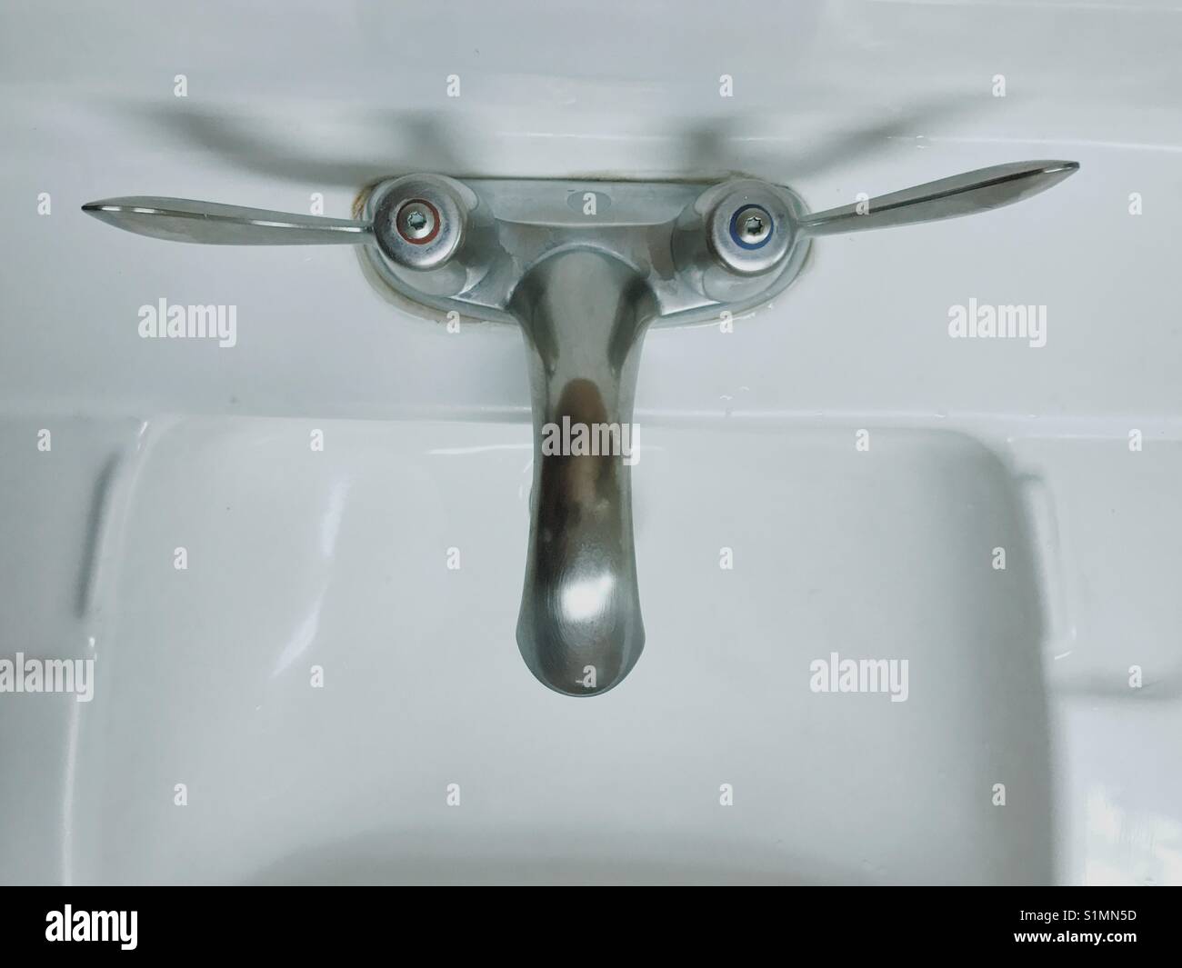 Trouvé un visage, vu à une toilette publique couler dans le New Jersey, USA. Banque D'Images