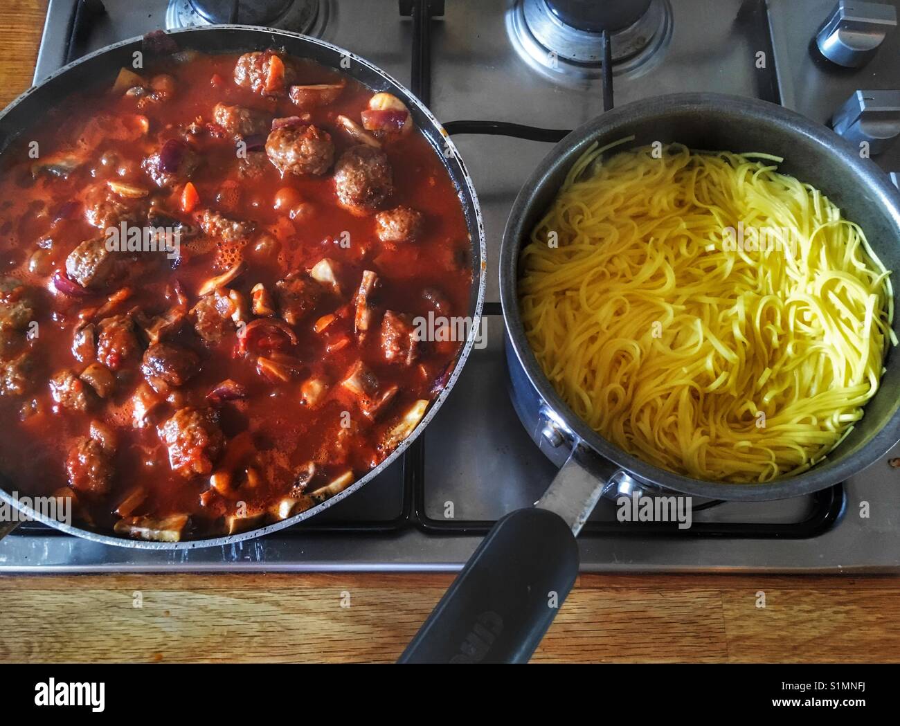 Des boulettes de viande et pâtes - Image de stock capturée avec un smartphone