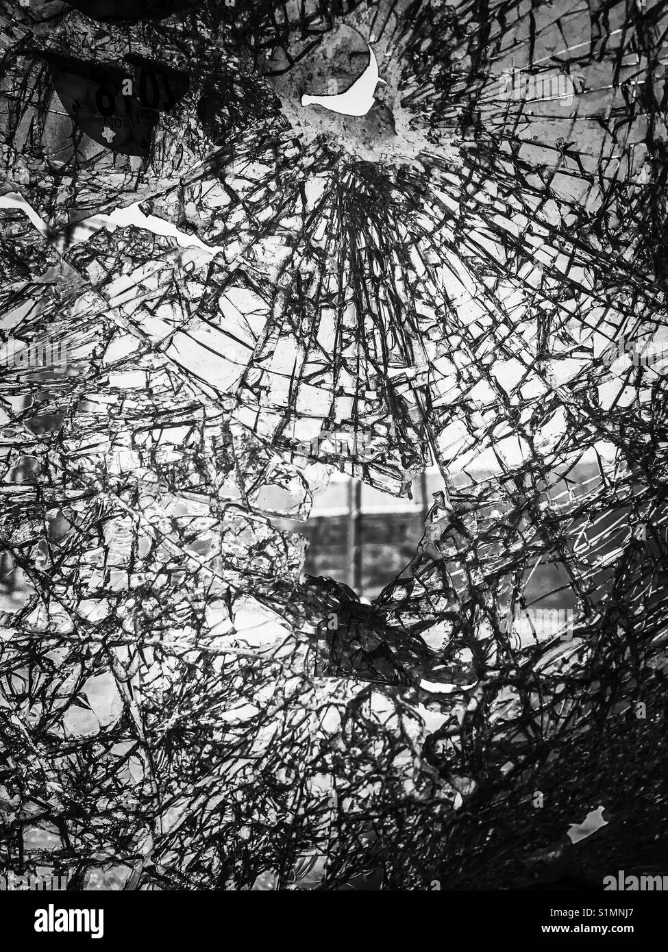 Trous de balle dans un pare-brise de voiture dans le camp de Aida à Bethléem en Palestine. C'est le résultat de la seconde intifada de 2002. Banque D'Images