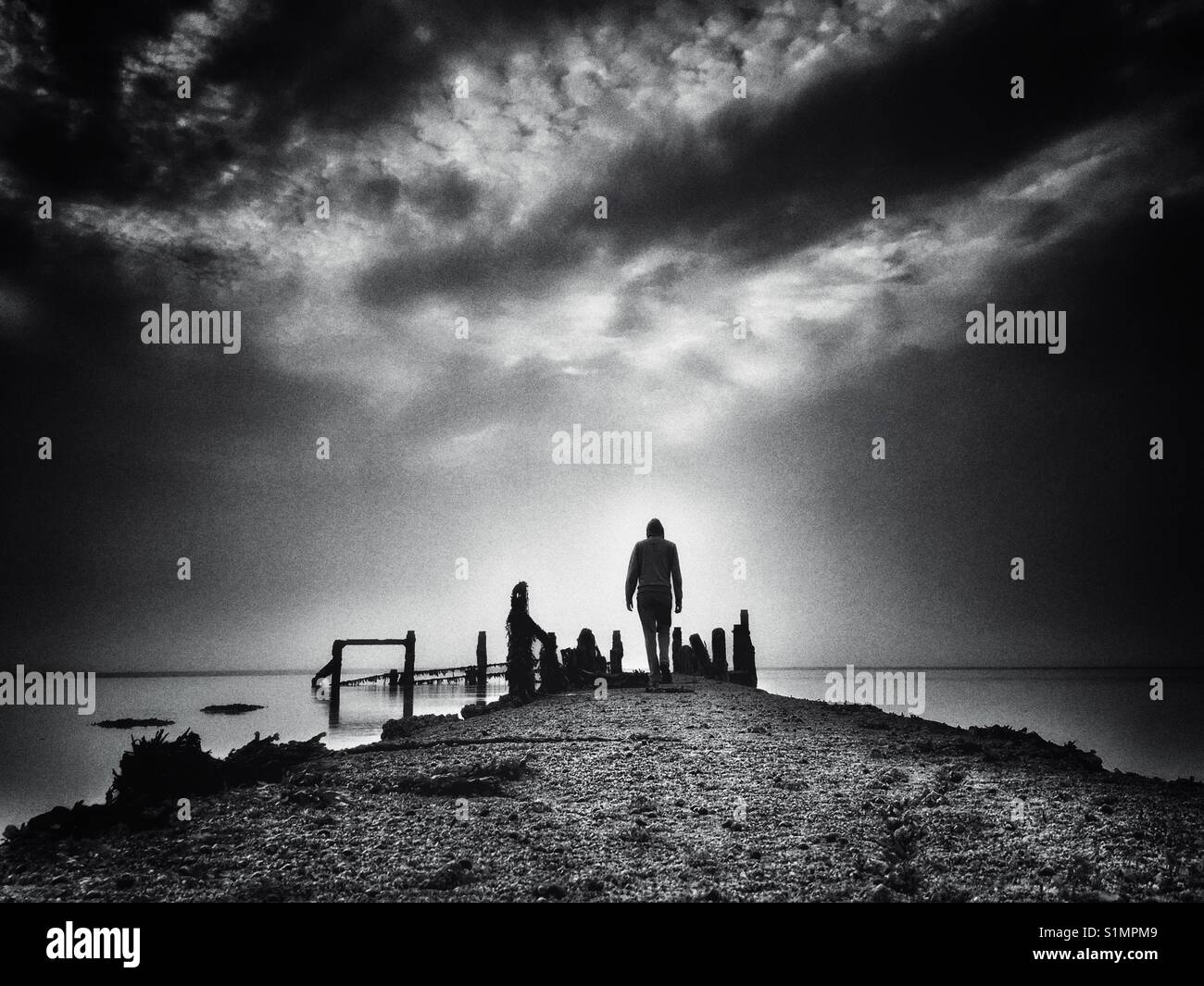 Figure solitaire marche sur la jetée à l'abandon - Image de stock capturée avec un smartphone