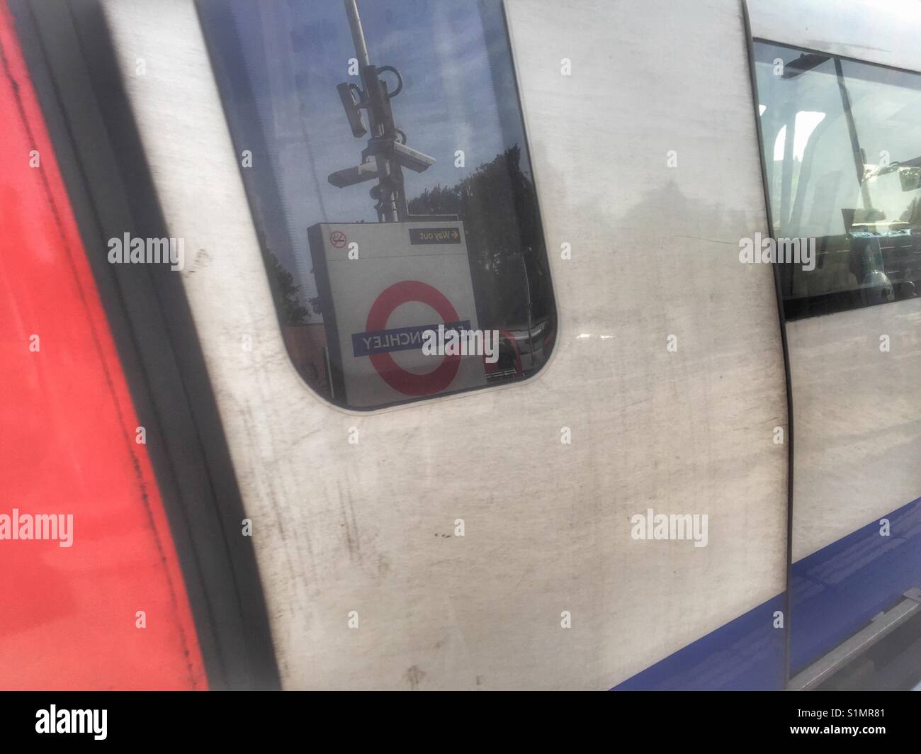 Inscrivez-East Finchley reflet dans un métro de Londres train de tube Banque D'Images