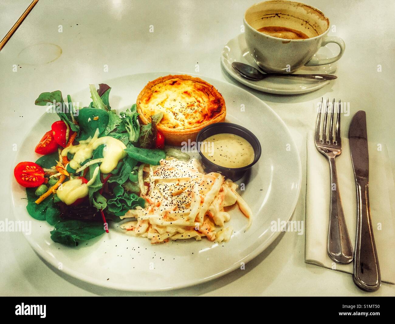 Quiche au fromage cheddar Waitrose, salade et café Banque D'Images