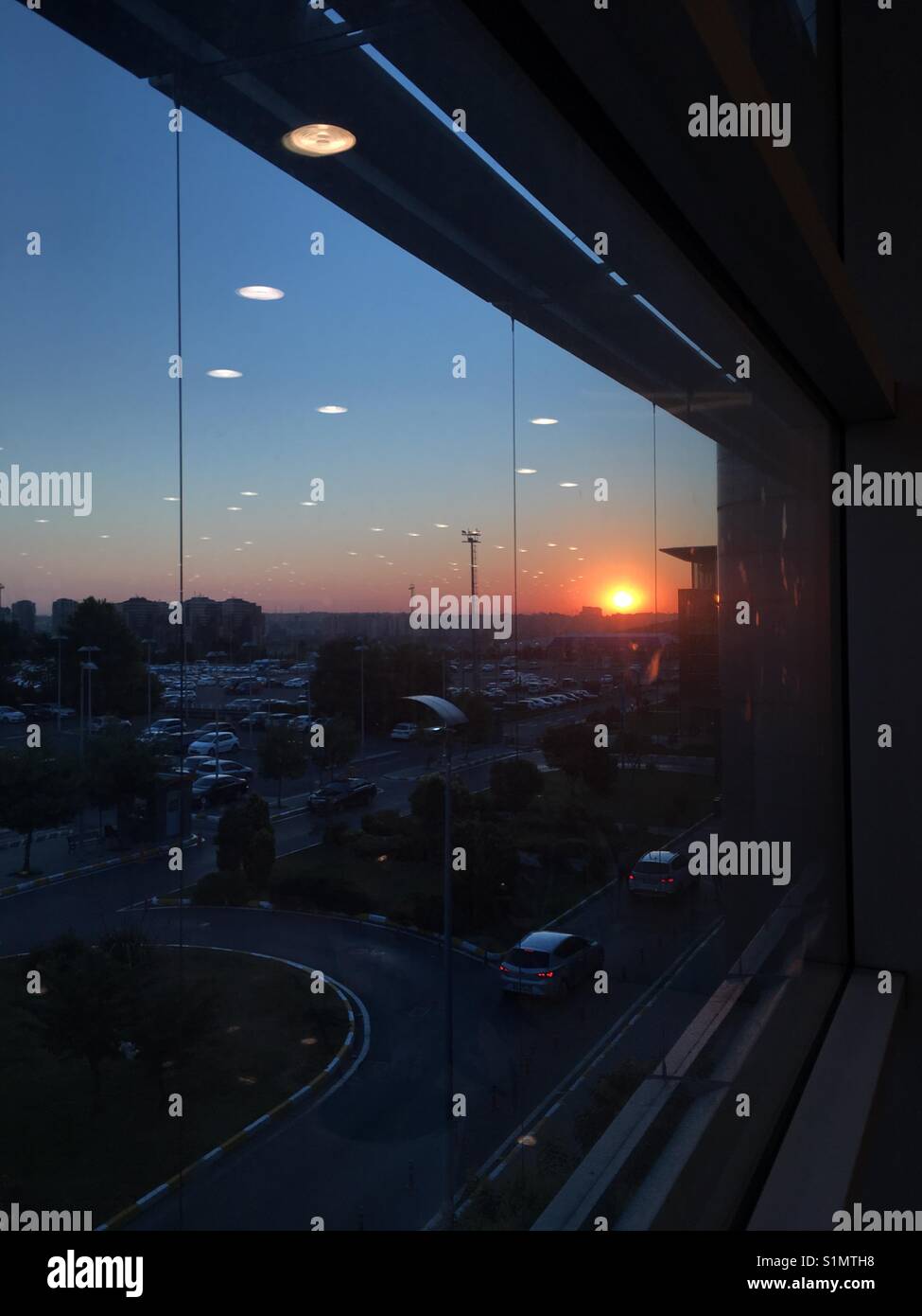 Lever du soleil de l'aéroport Ataturk d'Istanbul window Banque D'Images
