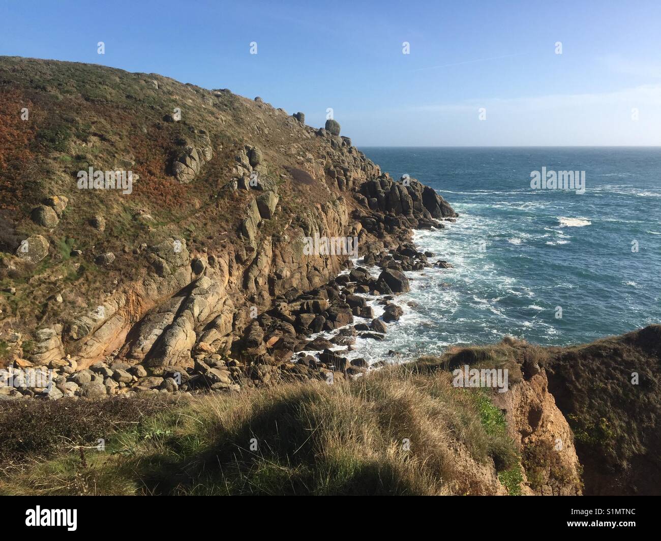 Vue de la côte en été à Porthgwarra, Cornwall, Angleterre Banque D'Images