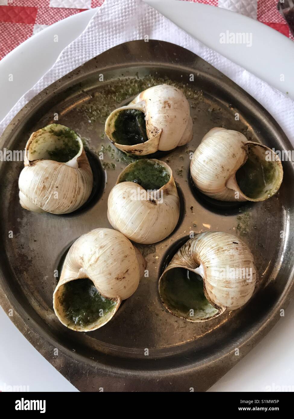 Une assiette pleine d'escargots Photo Stock - Alamy