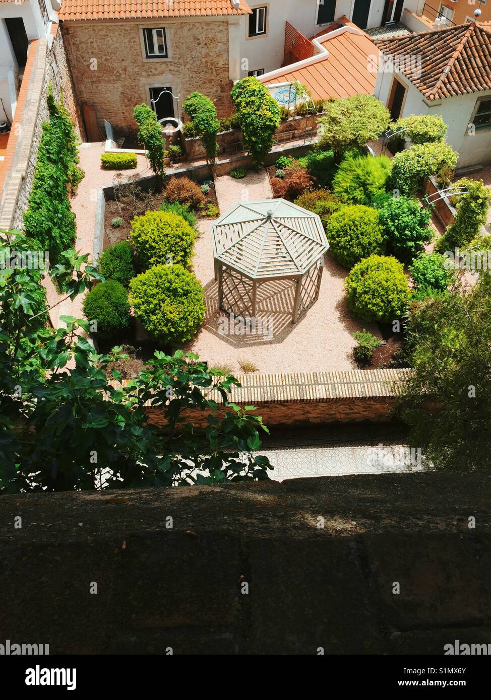 Maisons et jardins de Lisbonne vu de l'enceinte du château Banque D'Images