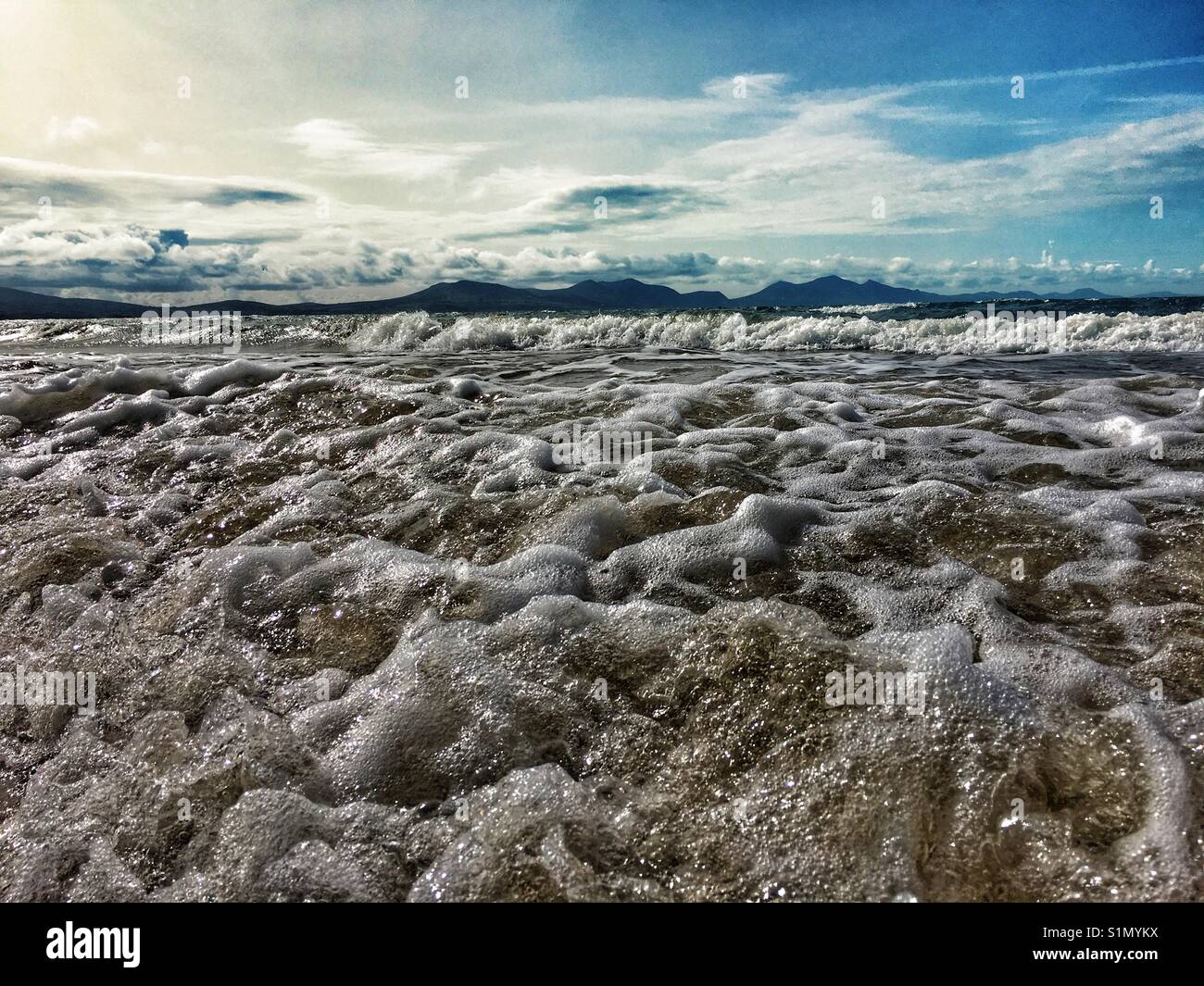 Tide se précipiter dans la côte de plage Newborough sur Anglesey - Image de stock capturée avec un smartphone