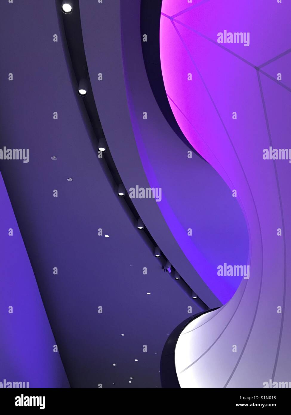 Intérieur de la galerie des sciences mathématiques Winton, Museum, Londres conçu par Zaha Hadid Architects - Image de stock capturée avec un smartphone