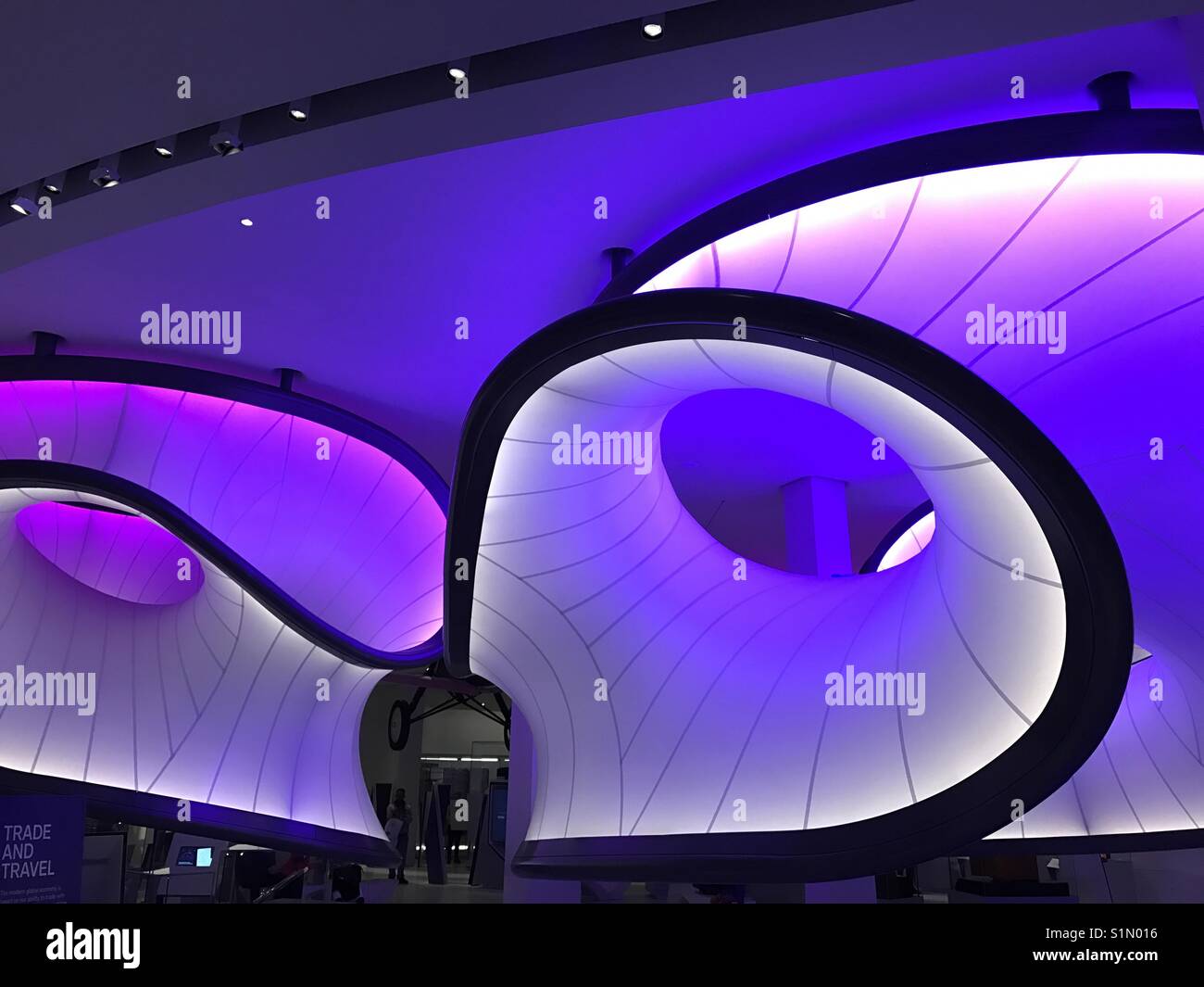 Intérieur de la galerie des sciences mathématiques Winton, Museum, Londres conçu par Zaha Hadid Architects - Image de stock capturée avec un smartphone