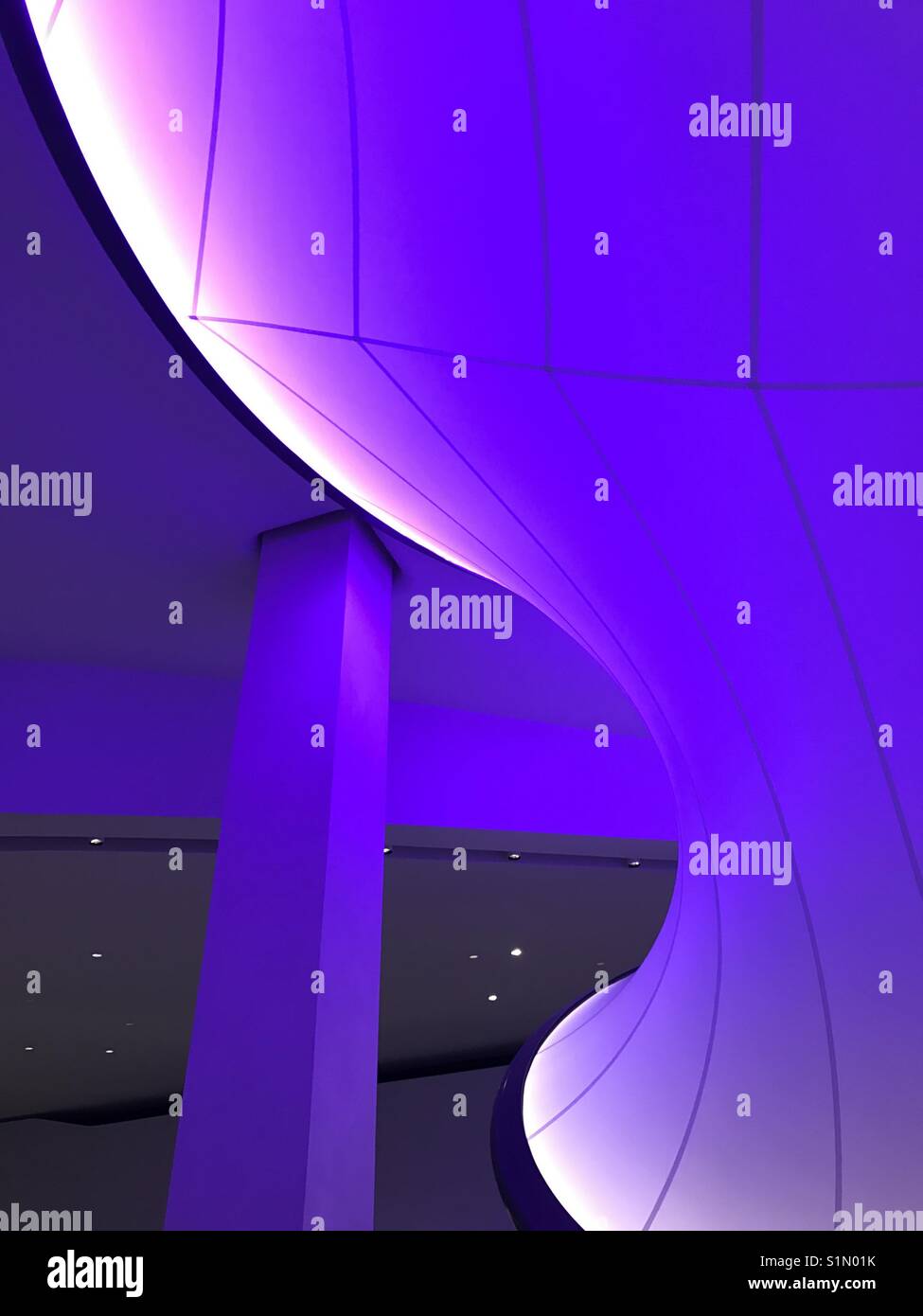 Intérieur de la galerie des sciences mathématiques Winton, Museum, Londres conçu par Zaha Hadid Architects - Image de stock capturée avec un smartphone