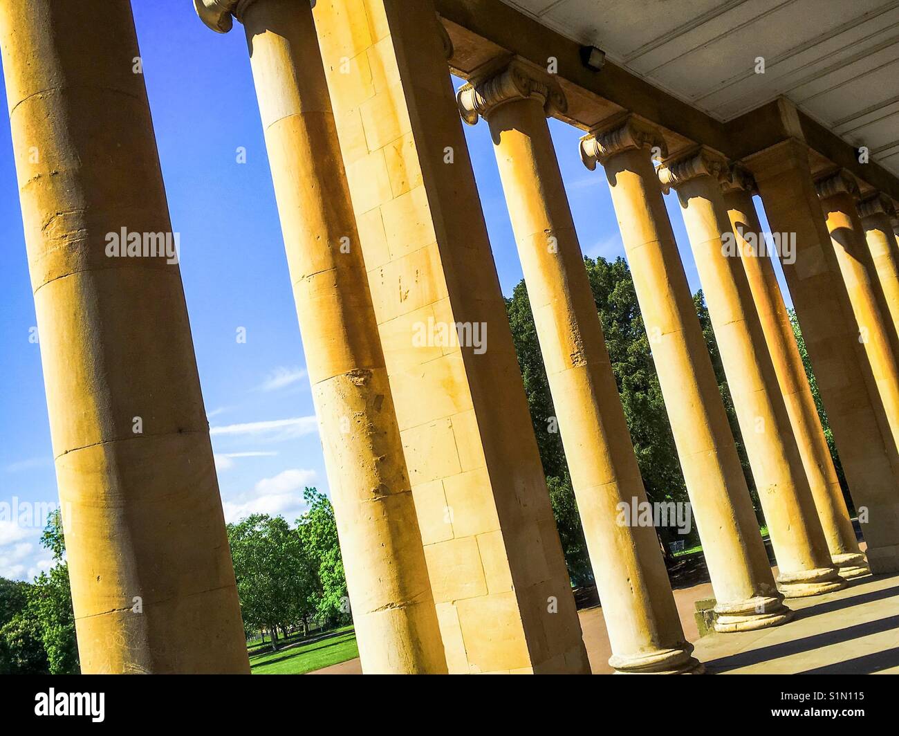 Les Colonnades à Pittville Pump rooms Cheltenham - Image de stock capturée avec un smartphone