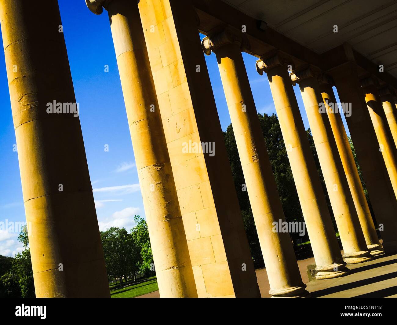 La lumière du soleil reflétant les colonnades - Image de stock capturée avec un smartphone