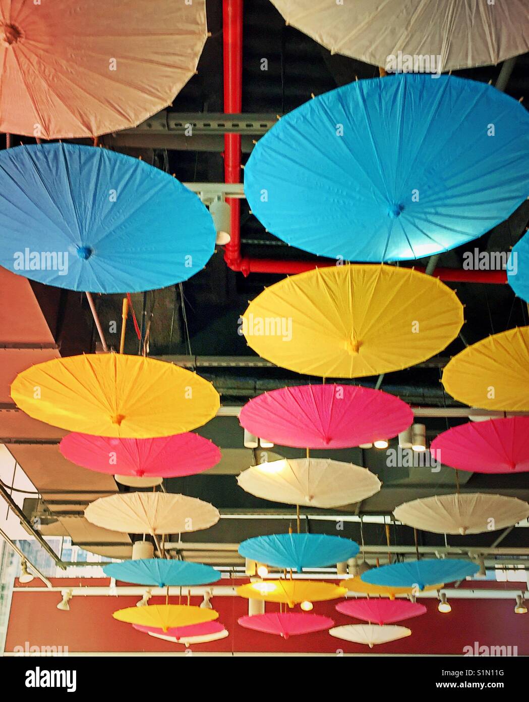 Parapluies sur l'affichage comme décoration de plafond, USA Photo Stock -  Alamy