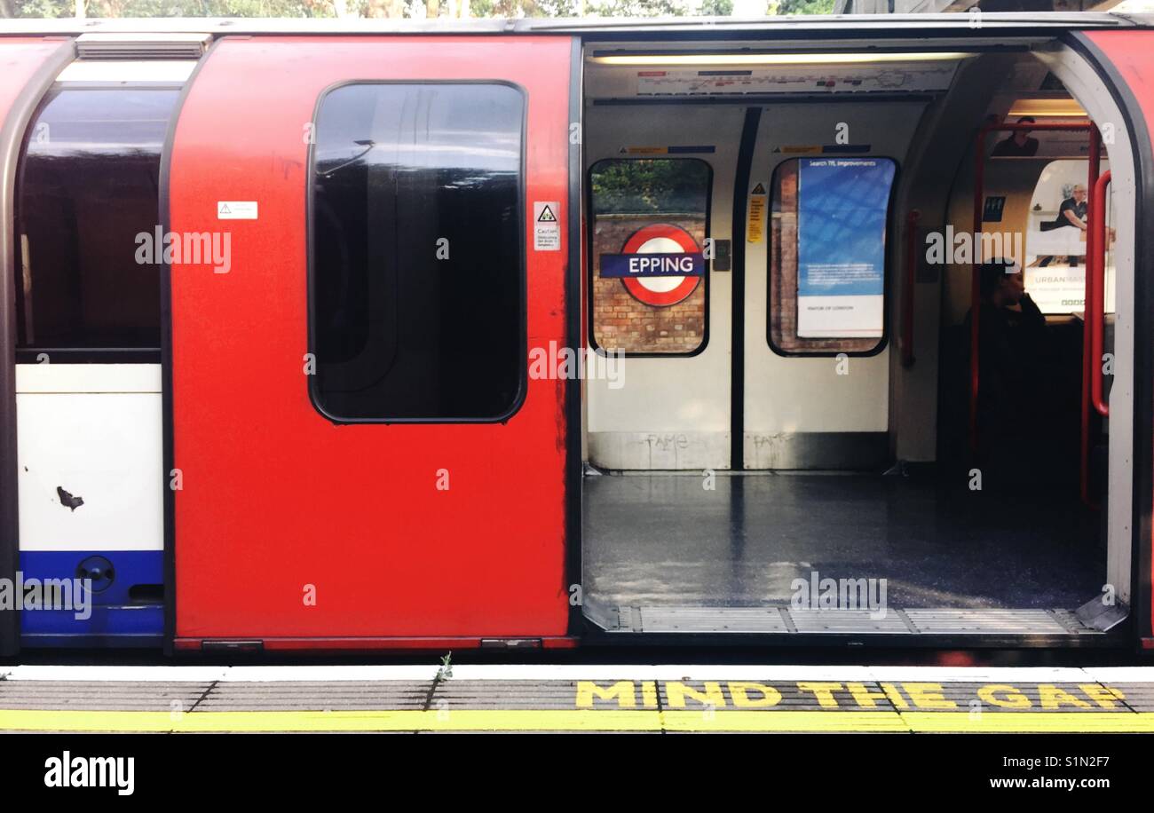 London Central Line train de tube à Epping station Nom de la station montrant Banque D'Images