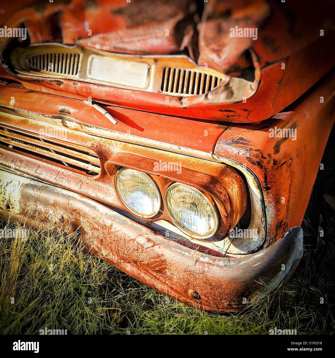 Rusty voiture garée dans l'Itinéraire 66 Hackberry, Arizona, USA - Image de stock capturée avec un smartphone