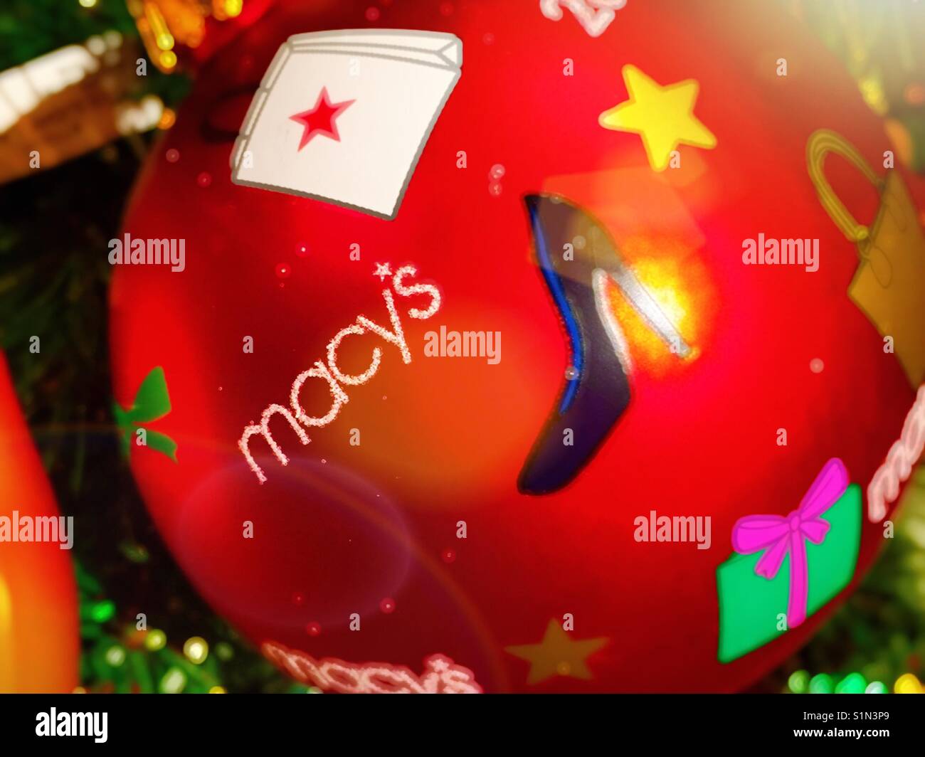 Macy's, l'ornement de Noël du grand magasin Macy's Herald Square, à NEW YORK, USA - Image de stock capturée avec un smartphone