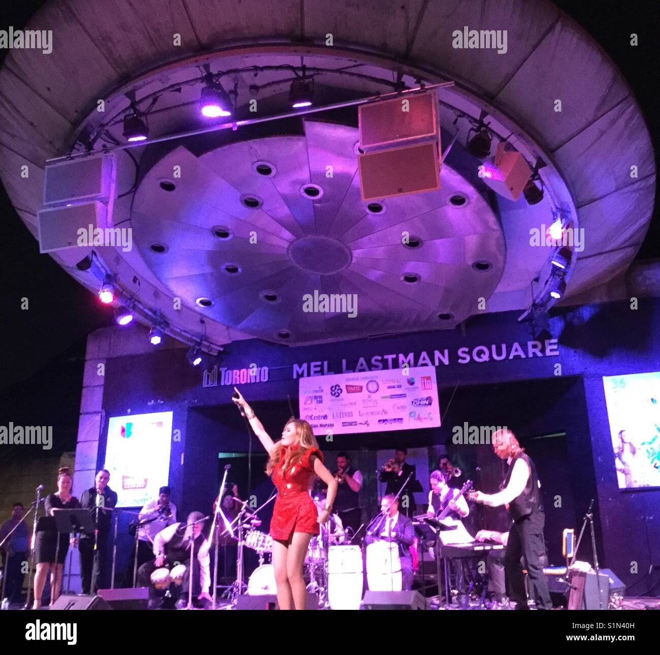 La chanteuse colombienne de divertir les foules au Toronto's Hispanic Fiesta. Banque D'Images