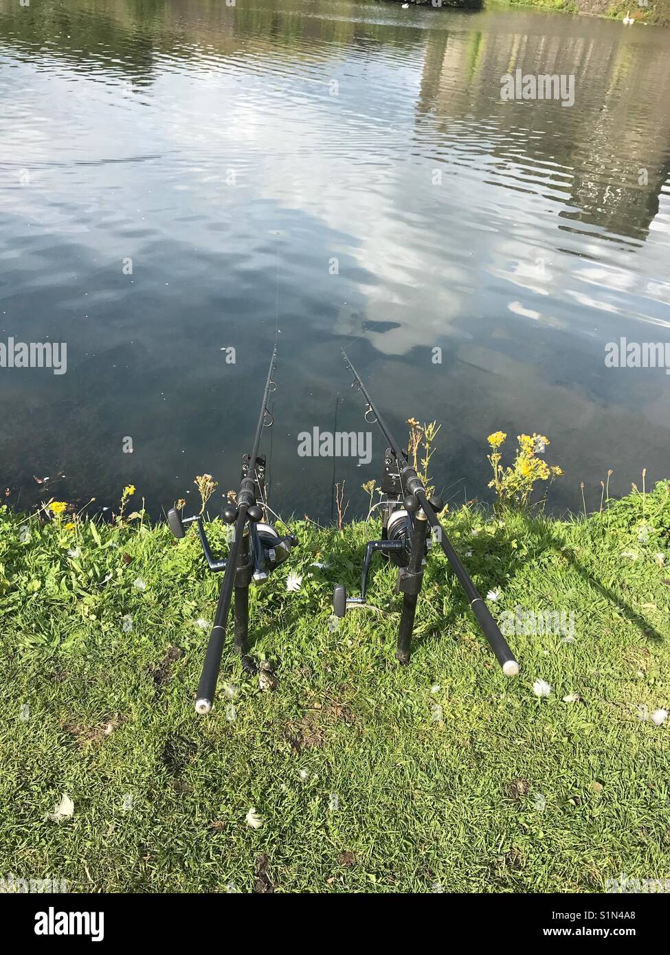 Deux cannes à pêche attendent une morsure sur leurs lignes - Image de stock capturée avec un smartphone