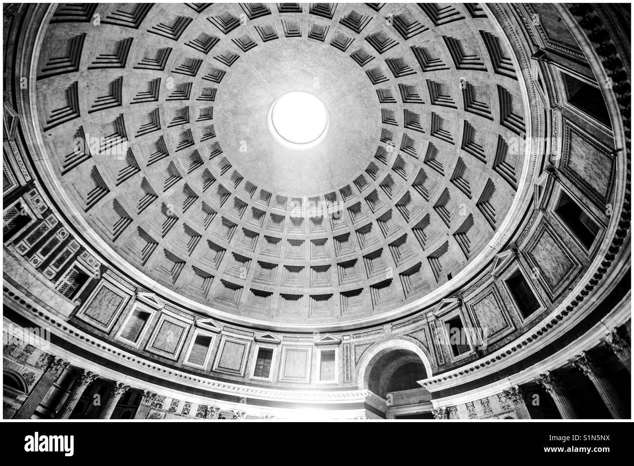 Le Pantheon Dome, montrant le Ocululus, la seule source de lumière naturelle. Rome, Italie Banque D'Images