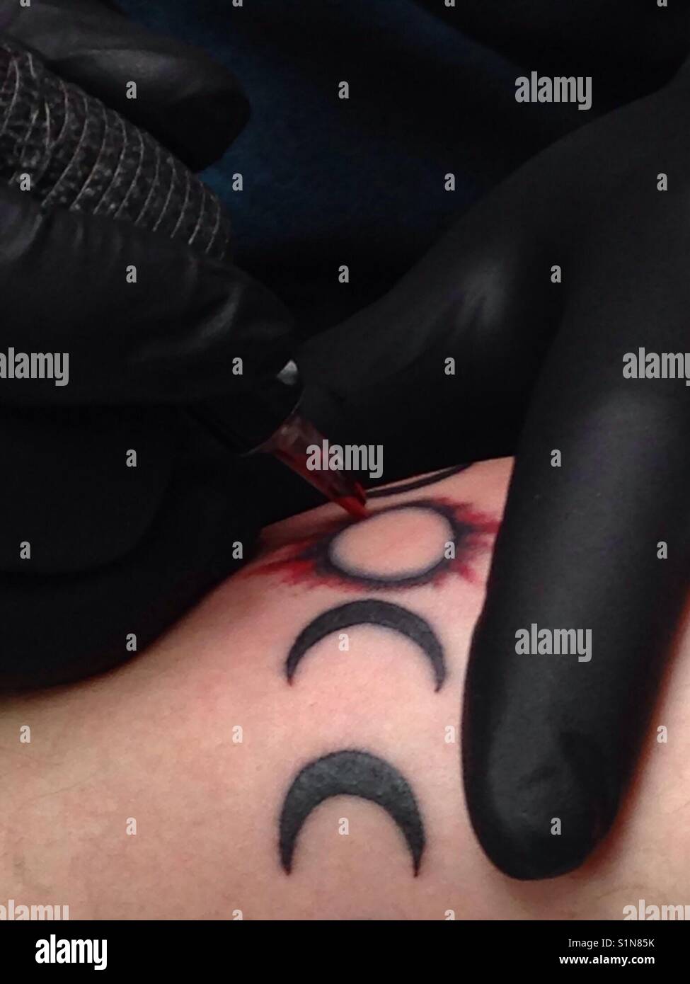 L'éclipse solaire de tatouage sur le bras d'un jeune homme Photo Stock -  Alamy