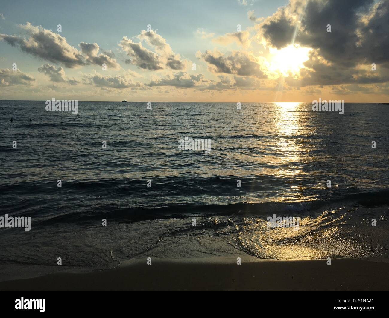 Coucher de soleil sur l'île de Céphalonie plage ammes en mer ionienne en Grèce Banque D'Images