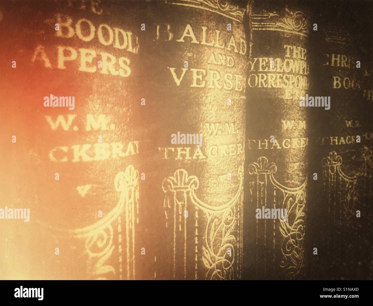 Livres anciens par W M Thackeray, sur une étagère. - Image de stock capturée avec un smartphone