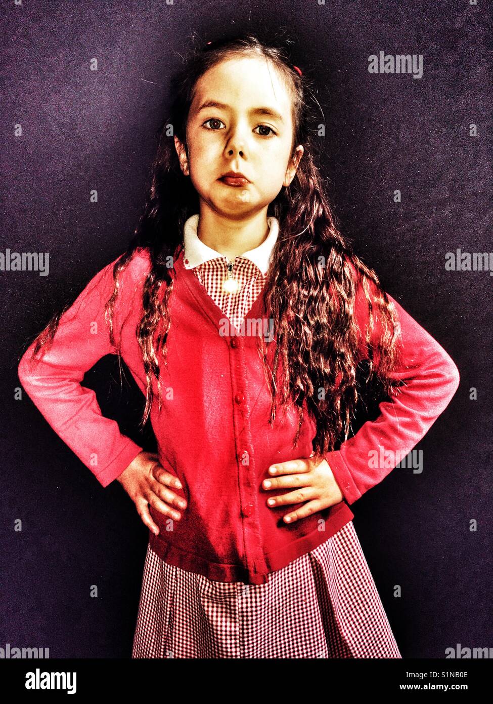 Malheureuse fille de l'école - Image de stock capturée avec un smartphone