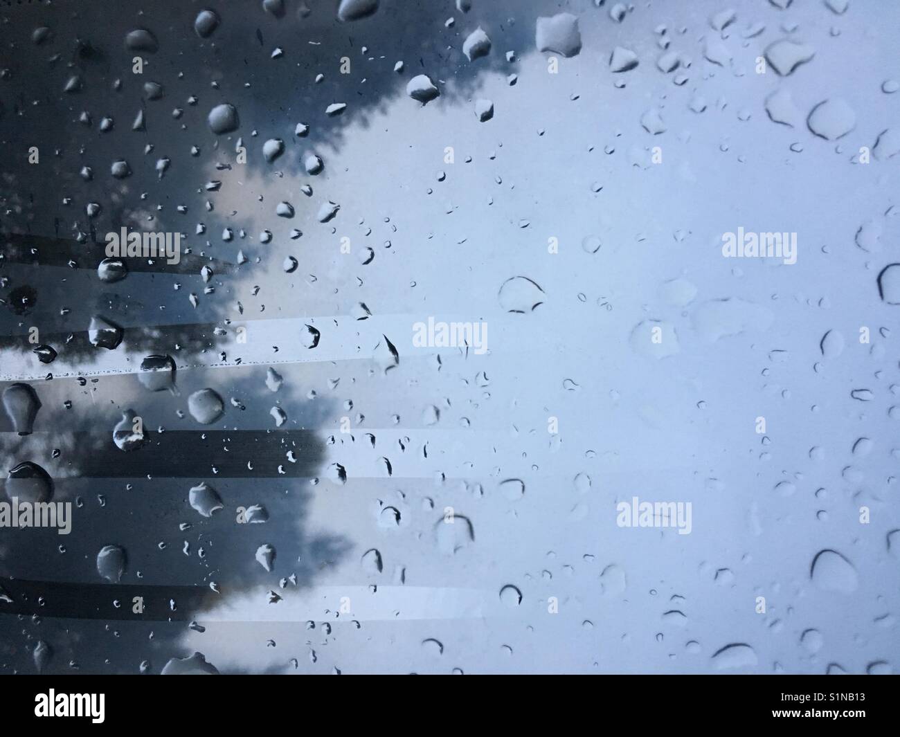La Pluie Qui Tombe De Ma Fenetre Photo Stock Alamy