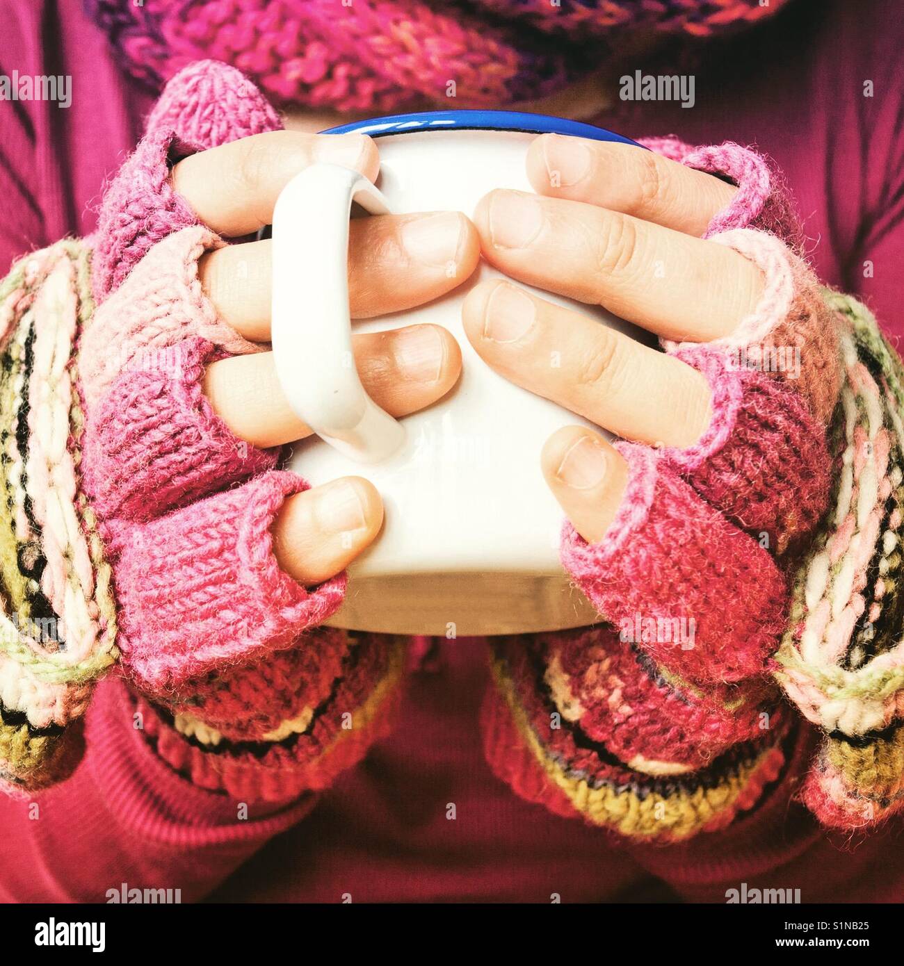 Gros plan sur les mains d'une femme à boire le thé en hiver - Image de stock capturée avec un smartphone