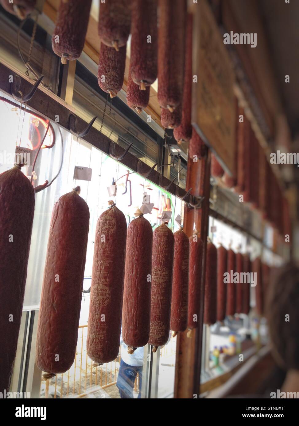 Saucisses pendu à une fenêtre pour afficher dans une épicerie juive à new york city Banque D'Images