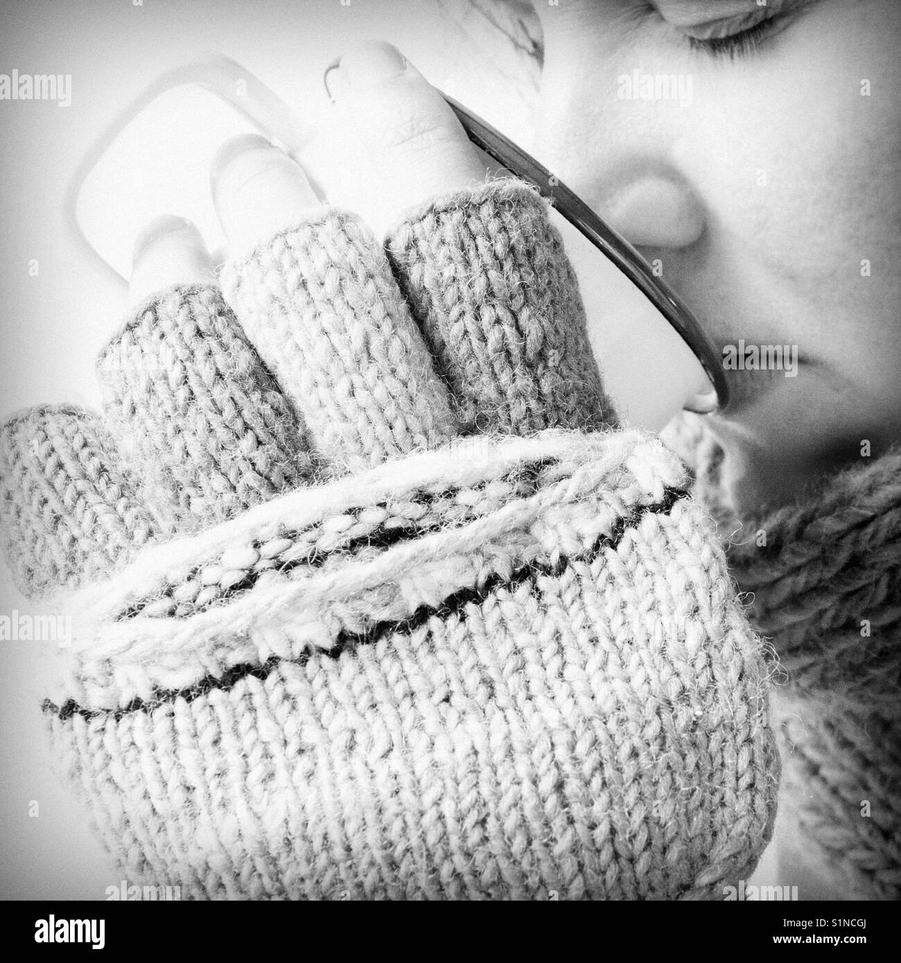 Portrait d'une femme buvant dans une tasse de l'émail en hiver Banque D'Images