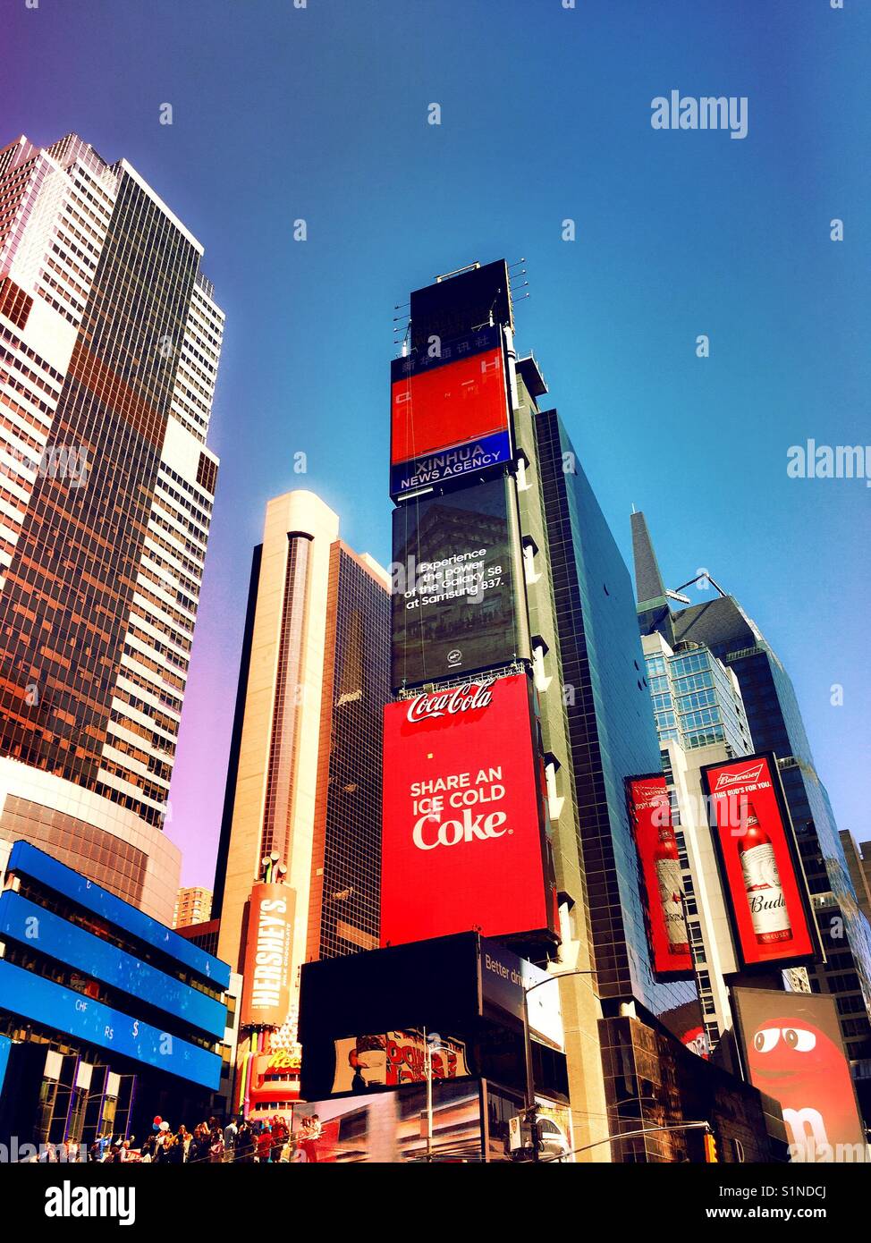Gratte-ciel couvert avec des publicités, Time Square, New York City, USA - Image de stock capturée avec un smartphone