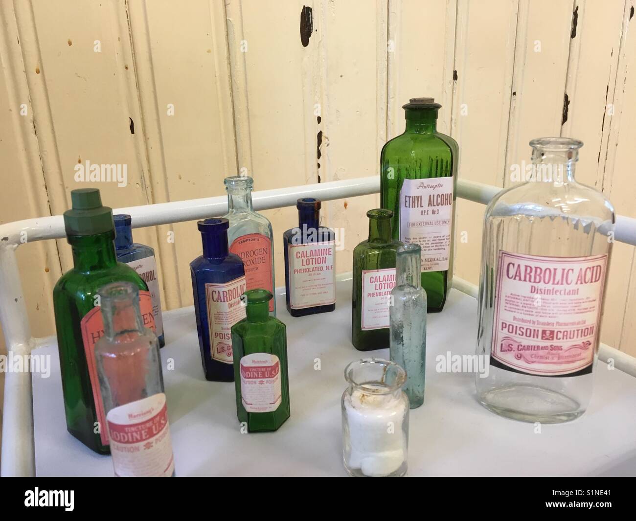 Vintage- flacons de médicaments utilisés pour une reconstitution d'un hôpital militaire de la Première Guerre mondiale, St George's School, Stockport - Image de stock capturée avec un smartphone