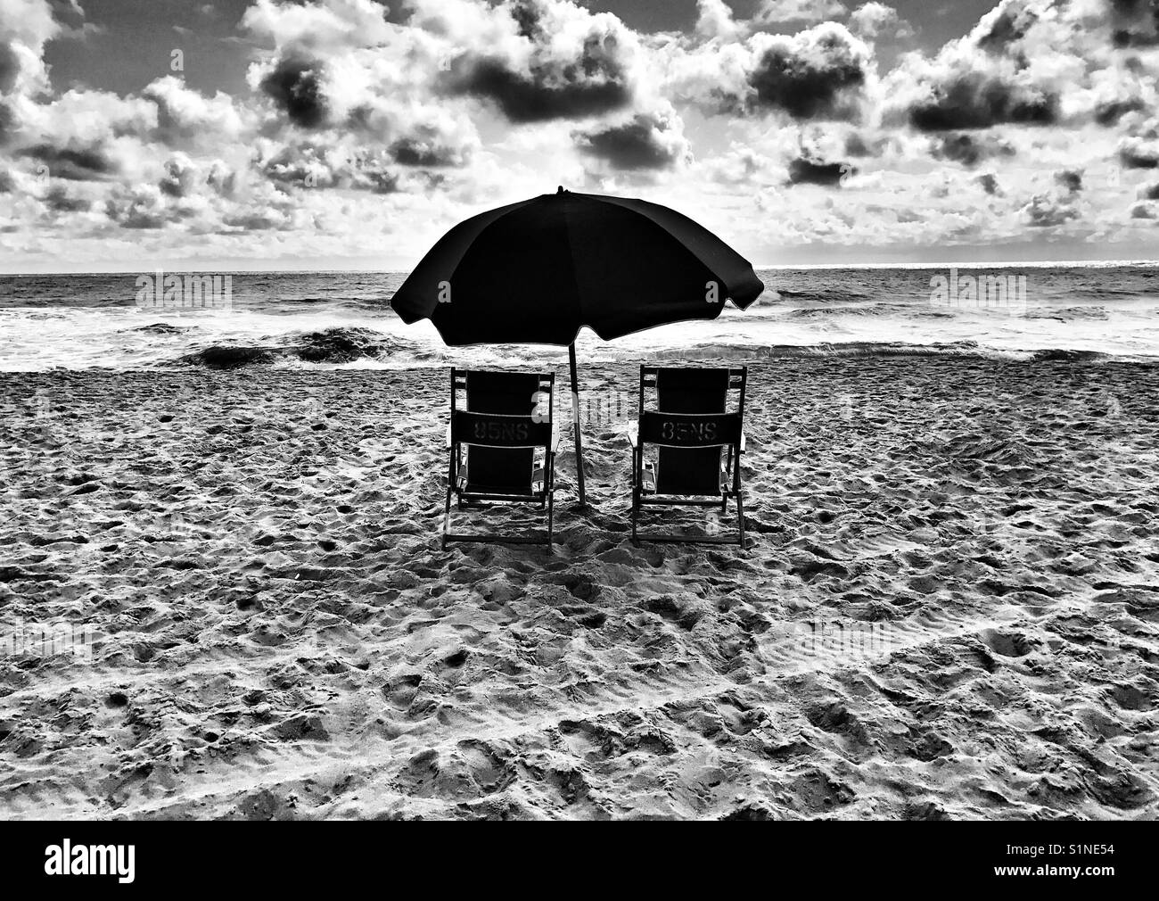 Deux chaises de plage et un parasol en noir et blanc - Image de stock capturée avec un smartphone