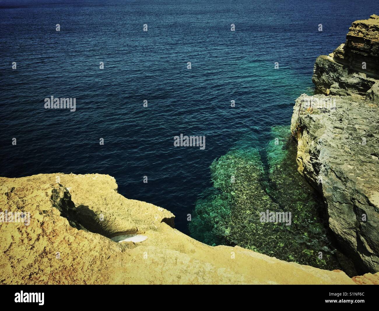 La mer bleu clair eaux de Gozo, Malte - idéal pour la plongée sous-marine Banque D'Images