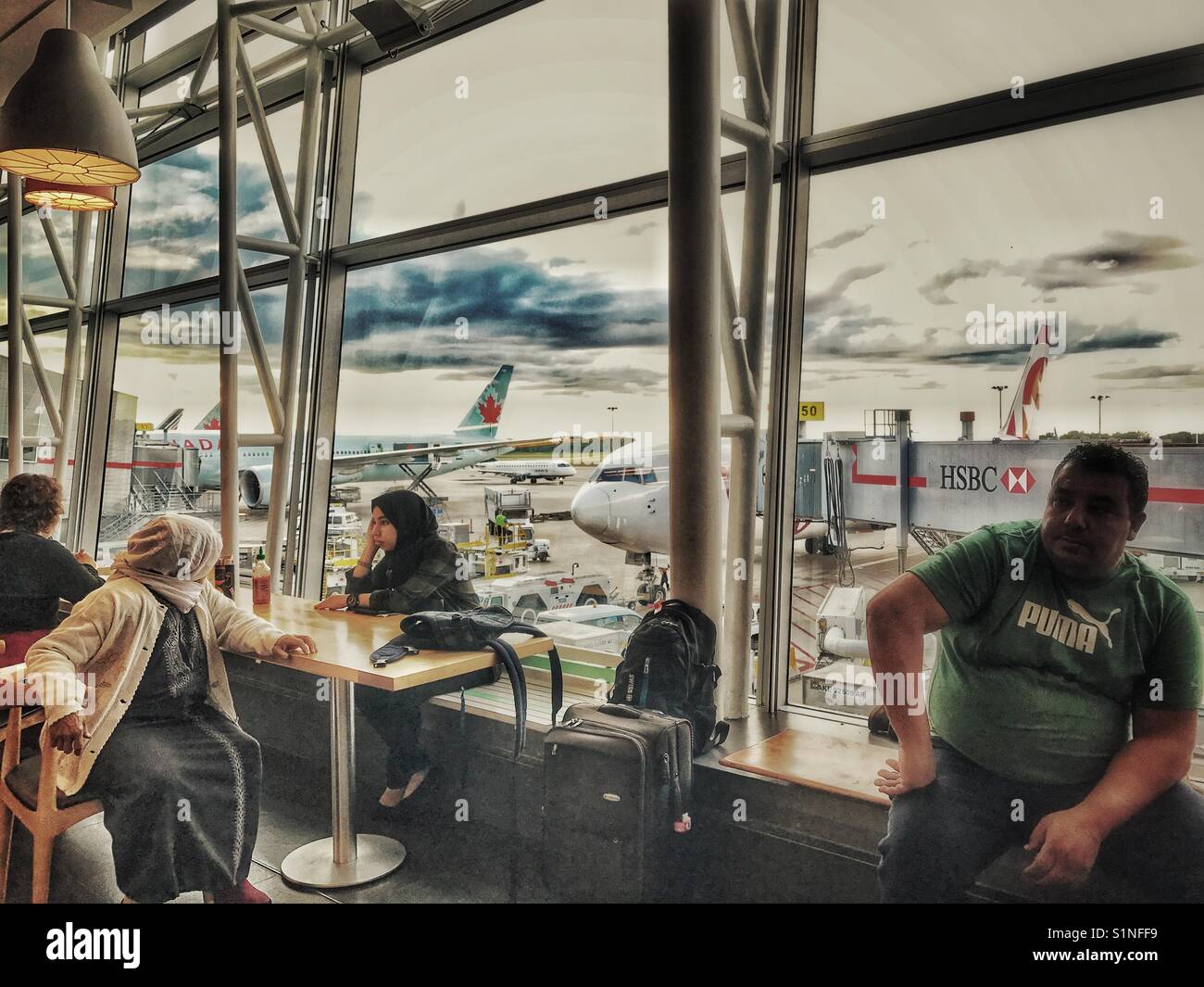 La fenêtre de l'aéroport et d'attente. Banque D'Images