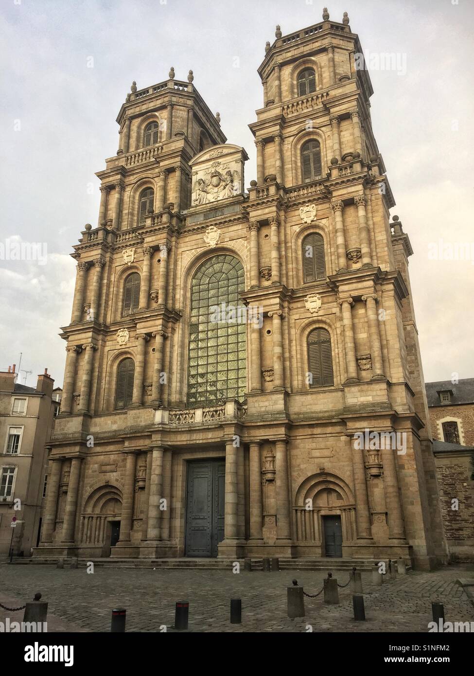 RENNES, FRANCE. Le 28 août 2017. La cathédrale historique de Saint Pierre monte la garde sur la vieille ville de Rennes, Bretagne. Banque D'Images