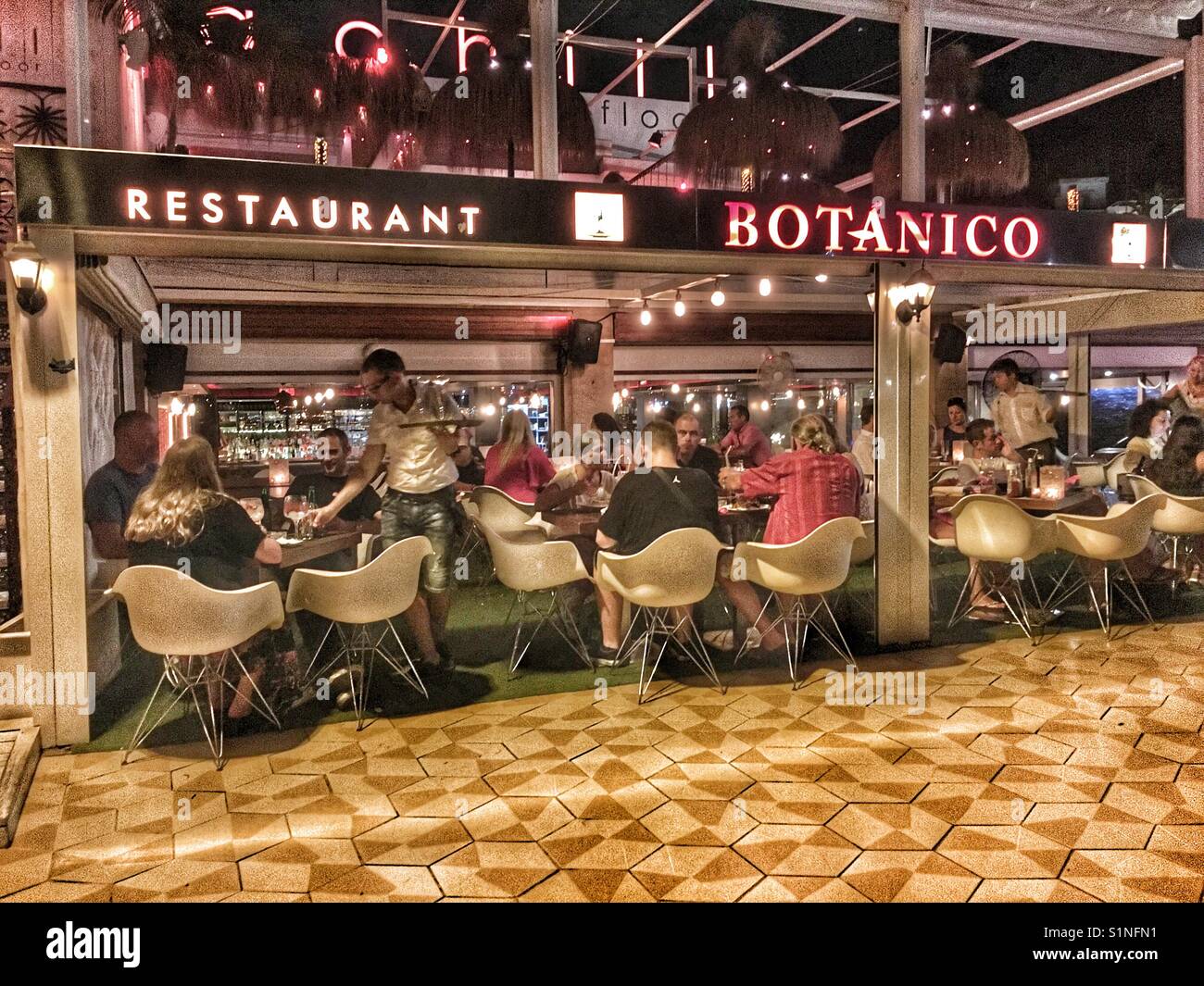 Restaurant Botanico, extérieur nuit. Plage de l'Arenal, Javea, Alicante, Espagne - Image de stock capturée avec un smartphone
